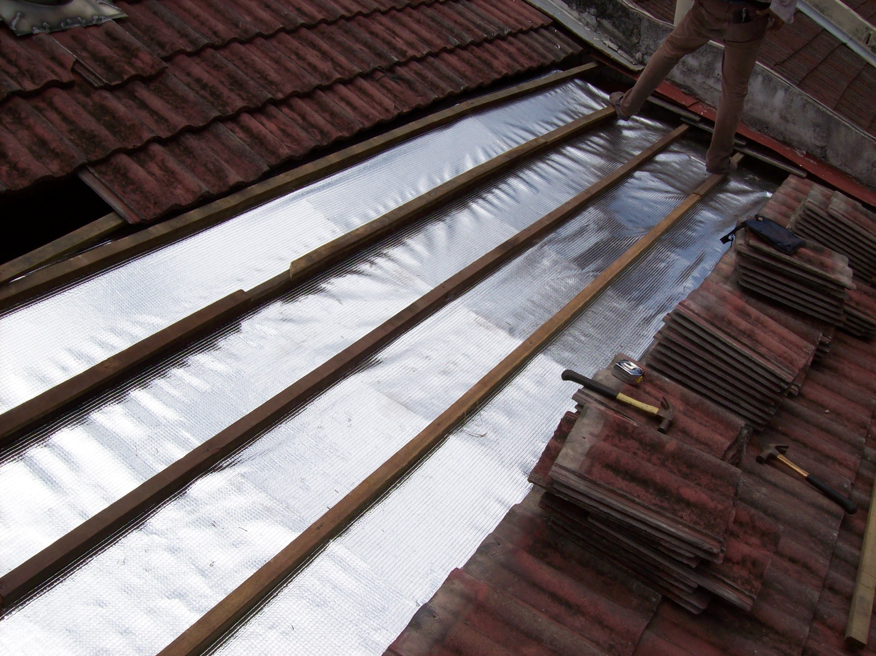 Thermal foil roof insulation installation
